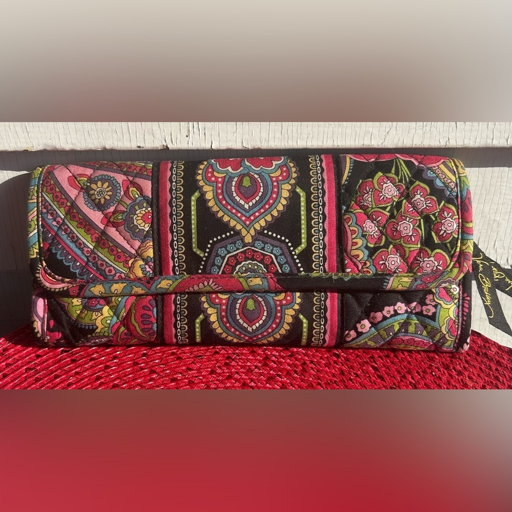 VERA BRADLEY “SYMPHONY IN HUE” CLUTCH. EUC lots of space